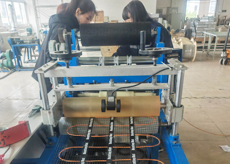 Based on the product's processing workflow and technical requirements, and in order to achieve mechanization and intelligence, a set of equipment suitable for producing mesh radiant heating mats has been independently designed and developed.
