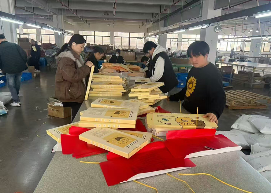 Today, we are preparing to release a large batch of heating pads. They are being produced and packaged in an orderly manner.