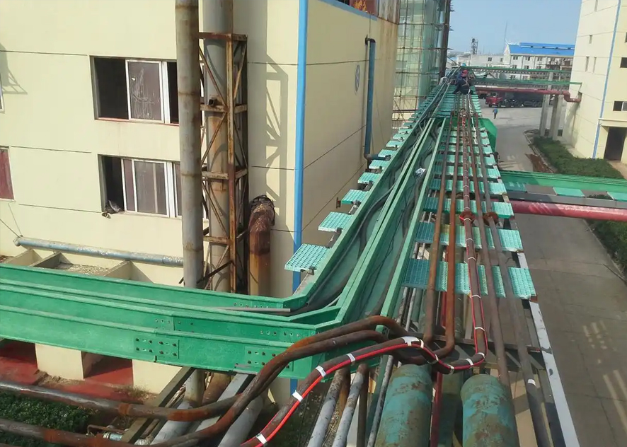 Electric heat tracing band prevents gas pipeline from freezing and cracking, thus avoiding supply interruption