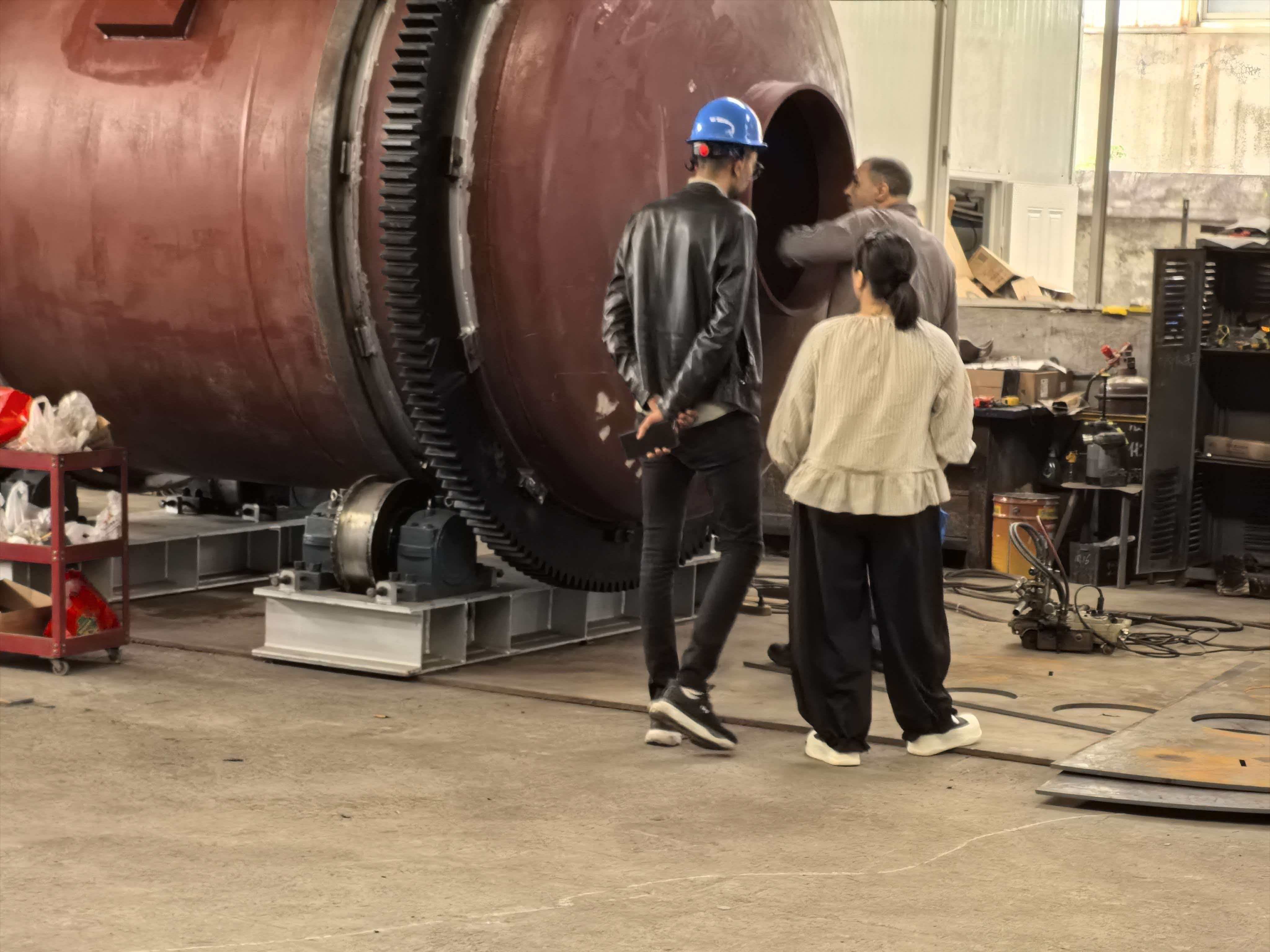 Foreign customers come to visit our factory