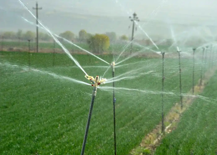 Application of electric heat tracing in agricultural irrigation systems