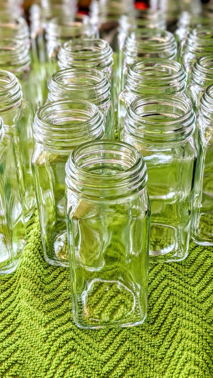 Glass Oil & Spice Bottles: Why Do Some Glow Blue While Others Look Green?