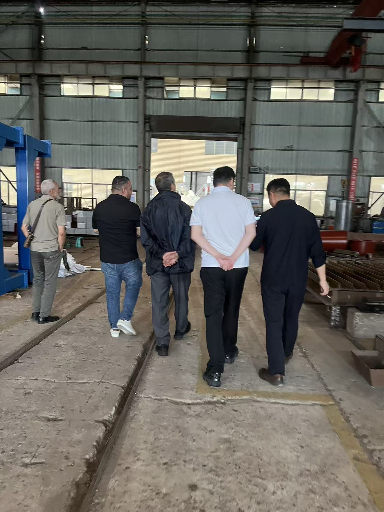 6.10 Algerian customers visit our factory