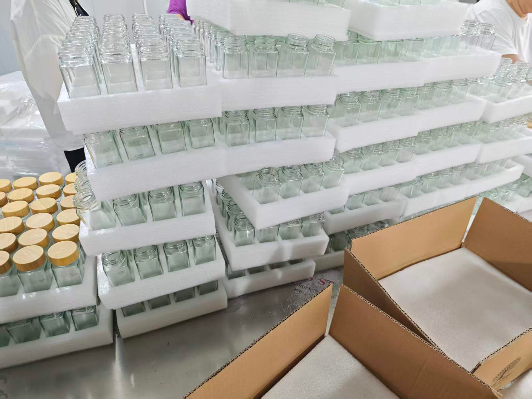 Successful Delivery: A 20ft Container of Premium 24-Piece Glass Spice Jar Sets Shipped to South Korea